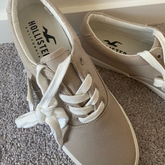 NWT Hollister Canvas Sneaker | Women's Size 9.5 - Picture 1 of 5